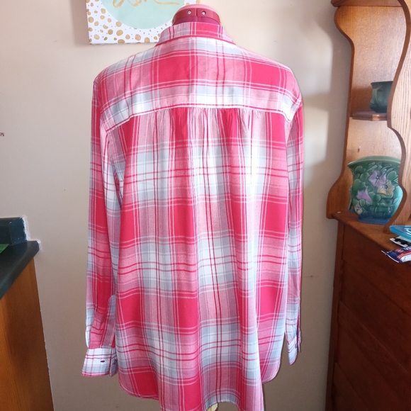 Melissa McCarthy plaid flannel shirt - Picture 6 of 6